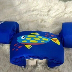 Kids 30-50‎ lbs swimmy. Paddle jumper. Stearns brand. New but not in packaging.